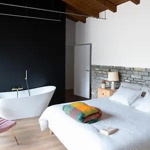Kh Lezama Suites, Breakfast & Laundry Homestay